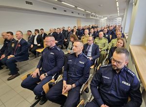 Na zdjęciu policjanci oraz zaproszeni goście podczas narady rocznej.