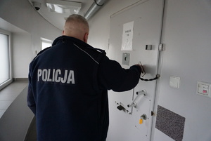Na zdjęciu policjant pełniący służbę w areszcie.