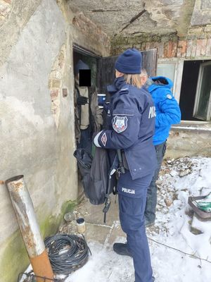 Na zdjęciu policjanci kontrolują miejsca przebywania osób bezdomnych.