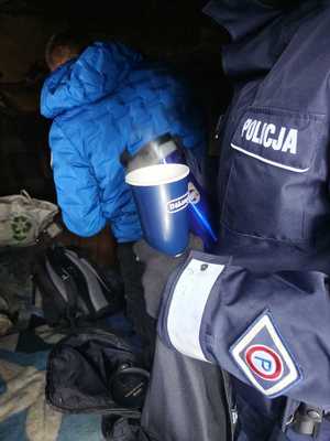 Na zdjęciu policjanci kontrolują miejsca przebywania osób bezdomnych.