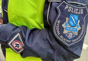 Na zdjęciu naszywka ruchu drogowego.