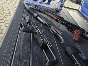 Rybniccy policjanci obecni na obchodach 13. Śląskiej Brygady Obrony Terytorialnej