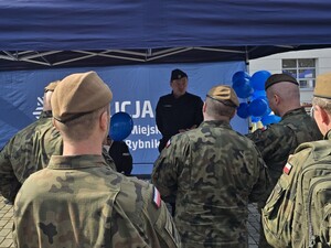 Rybniccy policjanci obecni na obchodach 13. Śląskiej Brygady Obrony Terytorialnej
