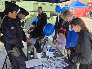Rybniccy policjanci obecni na obchodach 13. Śląskiej Brygady Obrony Terytorialnej