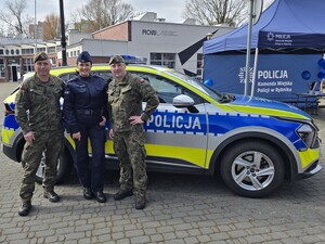 Rybniccy policjanci obecni na obchodach 13. Śląskiej Brygady Obrony Terytorialnej