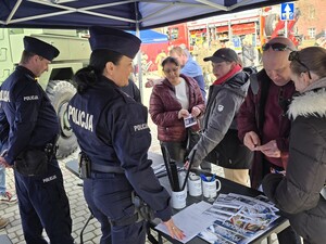Rybniccy policjanci obecni na obchodach 13. Śląskiej Brygady Obrony Terytorialnej