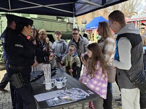Rybniccy policjanci obecni na obchodach 13. Śląskiej Brygady Obrony Terytorialnej