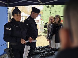 Rybniccy policjanci obecni na obchodach 13. Śląskiej Brygady Obrony Terytorialnej