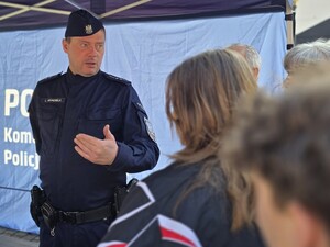 Rybniccy policjanci obecni na obchodach 13. Śląskiej Brygady Obrony Terytorialnej