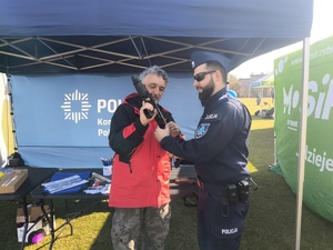 Mężczyzna ogląda broń.