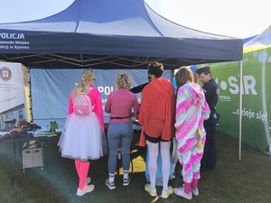 Kobiety przy policyjnym namiocie.