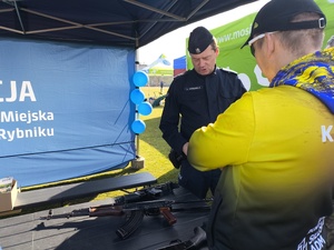Mężczyzna rozmawia z policjantem.