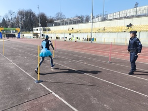 Kobieta biegnie na torze.