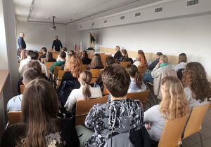 Na zdjęciu policjanci oraz studenci.