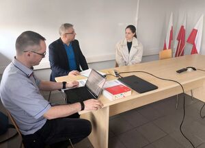 Na zdjęciu policjant, pan profesor oraz studentka. Trwają warsztaty.