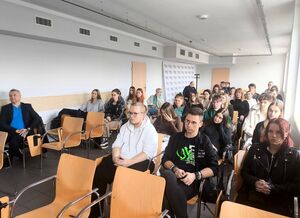 Na zdjęciu studenci.