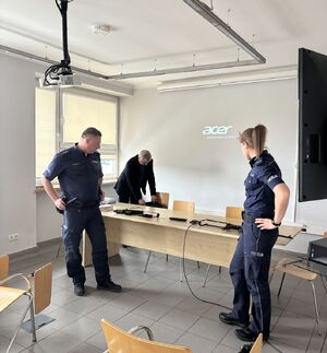 Na zdjęciu policjanci podczas warsztatów z uczniami.