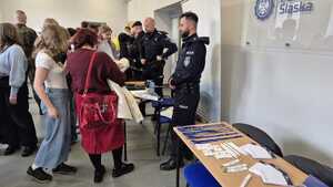 Na zdjęciu policjanci z rybnickiej komendy na wydarzeniu promują służbę w Policji.