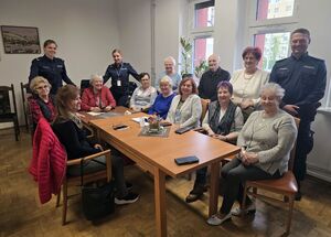 Na zdjęciu policjanci wraz z seniorami.