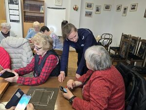 Na zdjęciu policjantka rozmawia z seniorkami.