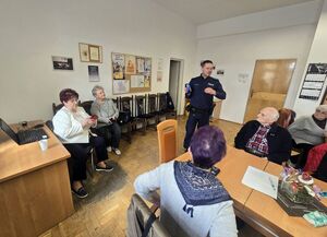 Na zdjęciu policjant z rybnickiej jednostki prowadzi prelekcje dla seniorów.
