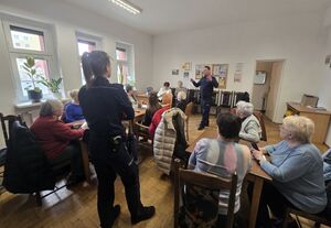 Na zdjęciu policjanci z rybnickiej komendy uczą seniorów bezpieczeństwa w sieci.