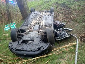 Na zdjęciu samochód osobowy marki Lexus, który został uszkodzony.