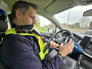 Na zdjęciu policjanci podczas akcji prędkość.