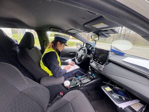 Na zdjęciu policjantka sporządza dokumentację.