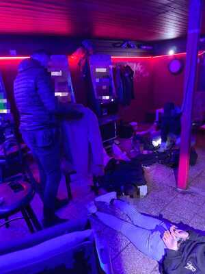 Na zdjęciu lokal, w którym policjanci zabezpieczali nielegalne gry.