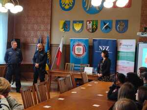 Na zdjęciu policjanci podczas prowadzenia profilaktyki dla młodzieży oraz mieszkańców miasta.