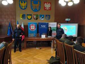 Na zdjęciu policyjni profilaktycy podczas prelekcji.