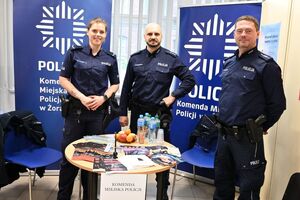 Na zdjęciu policjanci wraz z prelegentami podczas dnia trzeźwości.