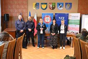 Na zdjęciu policjanci wraz z prelegentami podczas dnia trzeźwości.