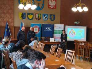 Na zdjęciu policjanci wraz z prelegentami podczas dnia trzeźwości.