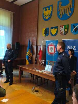 Na zdjęciu prelegenci podczas profilaktyki związanej z uzależnieniami.