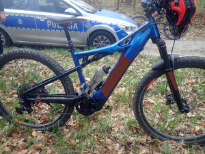 Na zdjęciu rowery oraz miejsce wypadku drogowego.