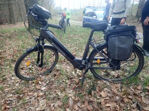 Na zdjęciu rowery oraz miejsce wypadku drogowego.