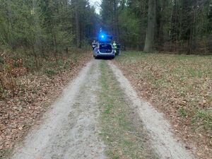 Na zdjęciu rowery oraz miejsce wypadku drogowego.