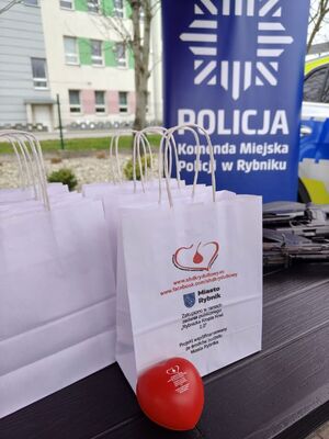 Na zdjęciu prezenty dla mieszkańców zorganizowane przez policjantów.
