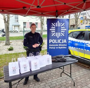 Na zdjęciu policjantka na stanowisku profilaktycznym.