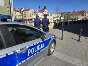 Na zdjęciu oznakowany radiowóz i policjanci.