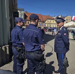 Na zdjęciu Pan Komendant rozmawia z policjantami.
