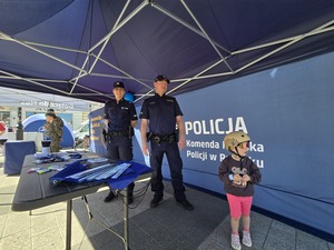 Policjanci wraz z dziewczynkom.