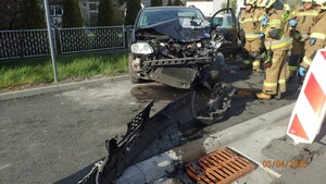 Na zdjęciu miejsce czołowego zdarzenia drogowego. Bełk, ulica Główna.
