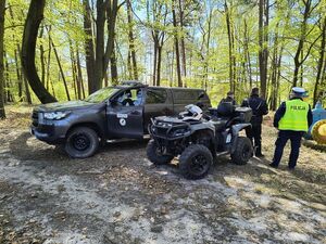Policjanci we współpracy ze Strażą Leśną na patrolu quadem - wspólna akcja w trosce o bezpieczeństwo.