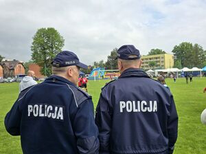 Policjanci na obchodach Bezpiecznego Dnia Rodziny w Czerwionce - Leszczynach.