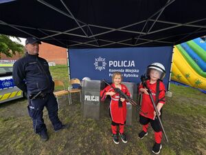 Policjanci na obchodach Bezpiecznego Dnia Rodziny w Czerwionce - Leszczynach