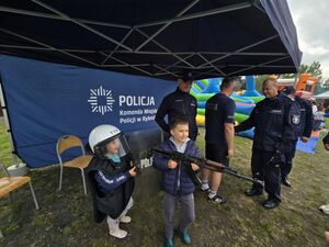 Policjanci na obchodach Bezpiecznego Dnia Rodziny w Czerwionce - Leszczynach