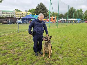 Policjanci na obchodach Bezpiecznego Dnia Rodziny w Czerwionce - Leszczynach